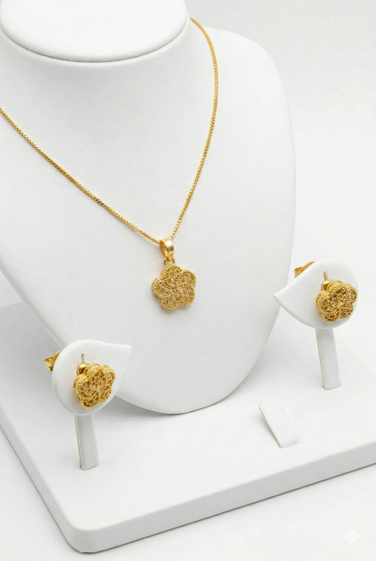 Elura Floral Pendant Necklace Set